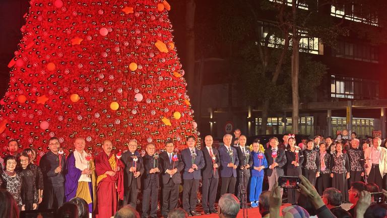 雙春金蛇年最高火紅　15 米聖誕樹璀璨國北教大