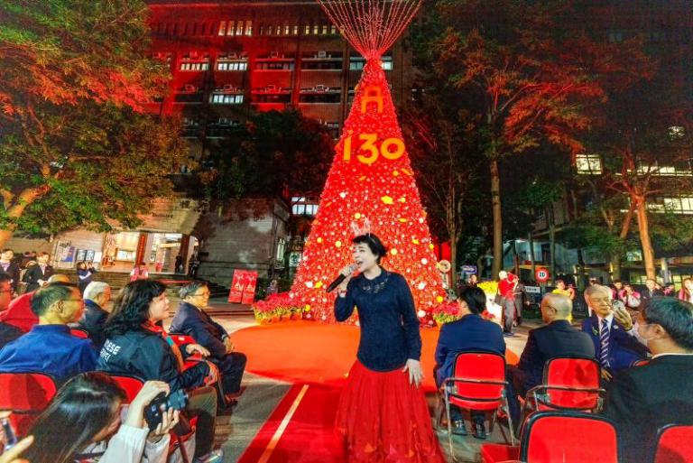 雙春金蛇年最高火紅15米聖誕樹　璀璨國北教大！