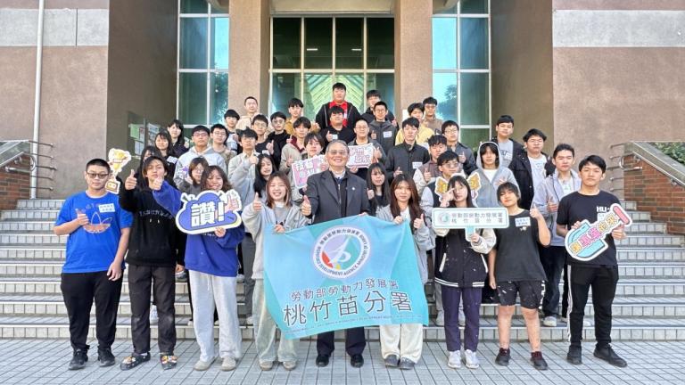 ▲桃竹苗分署長賴家仁(右5)於賽前為培訓選手打氣加油並合影。（圖╱桃竹苗分署提供）